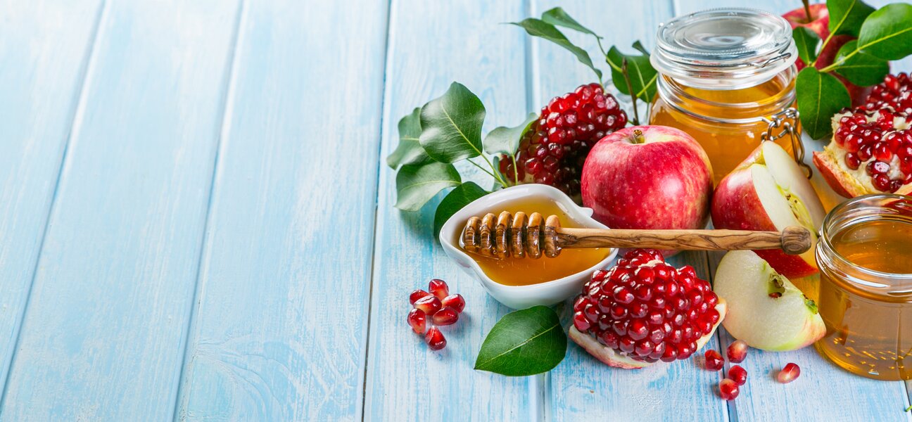 Rosh hashanah concept - honey, apples, pomegranate, symbols