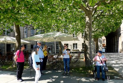 Interaktive Stadtführung vor dem Bochumer Rathaus