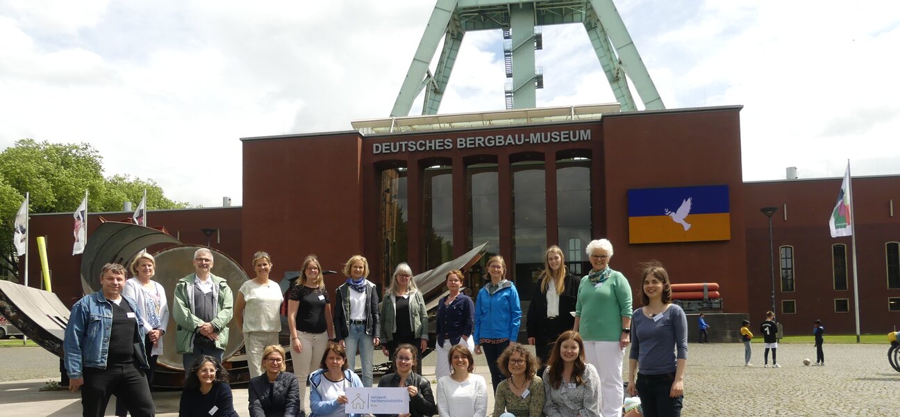 Die Gründungsmitglieder des Netzwerks Nachbarschaftshilfe Ruhr vor dem Bergbaumuseum