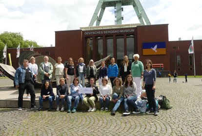 Die Gründungsmitglieder des Netzwerks Nachbarschaftshilfe Ruhr vor dem Bergbaumuseum